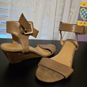 NINE WEST Open Toe Wedge Ankle Strap Sandals Beige Faux Leather US Size 8.5